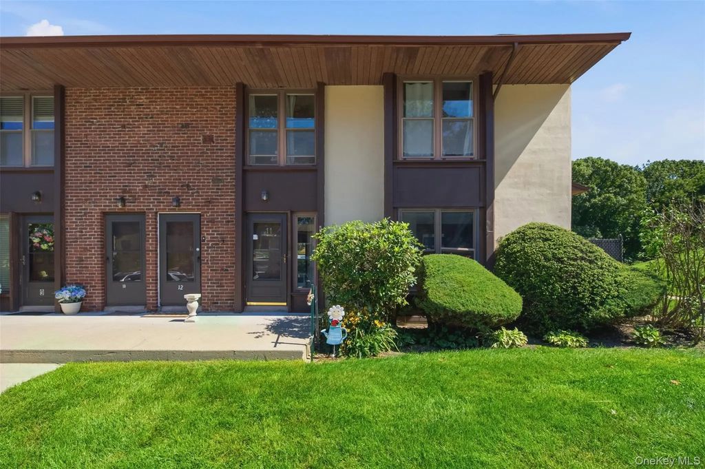 11 Juniper Court # 11, Selden