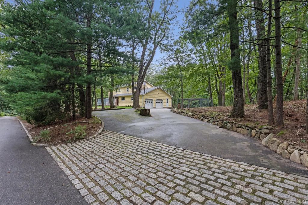 614 Twin Hills Court, Northport