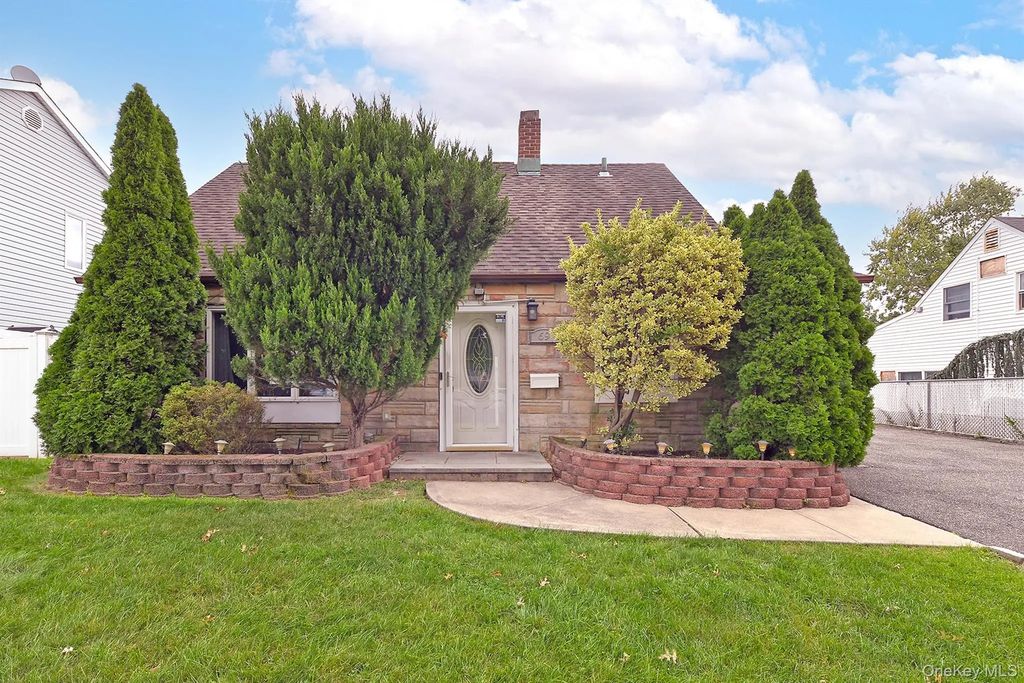 69 Slate Lane, Levittown