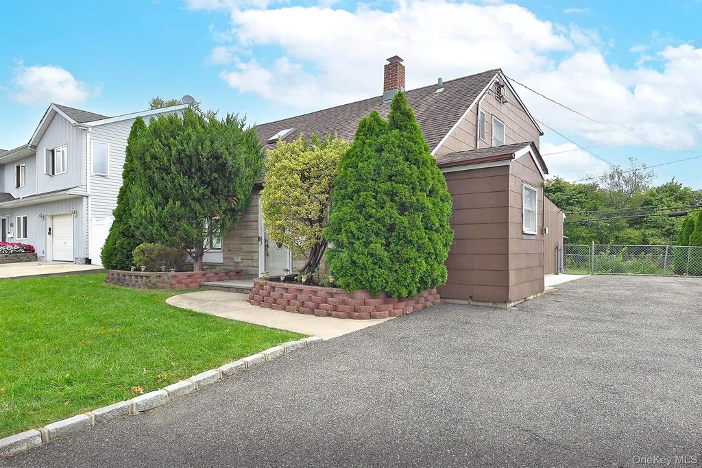 69 Slate Lane, Levittown