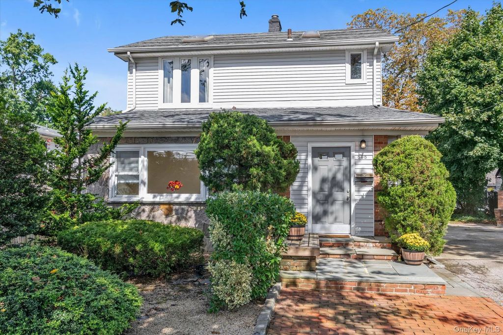 585 Seaman Avenue, Baldwin