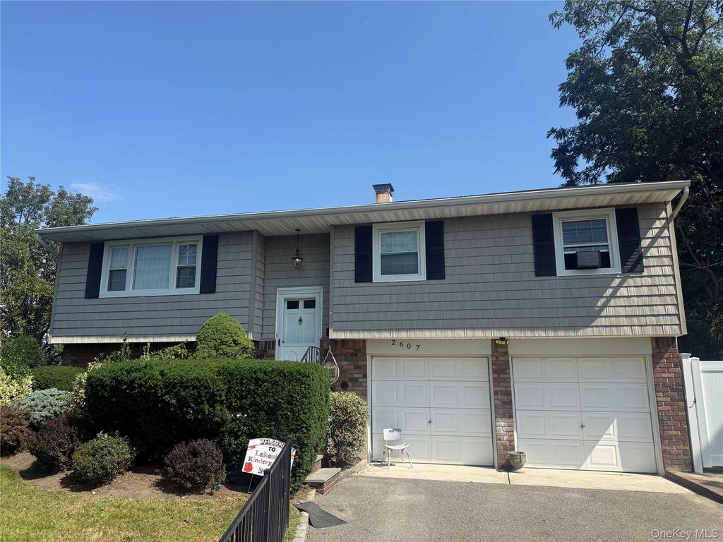 2607 Lindenmere Drive, Merrick
