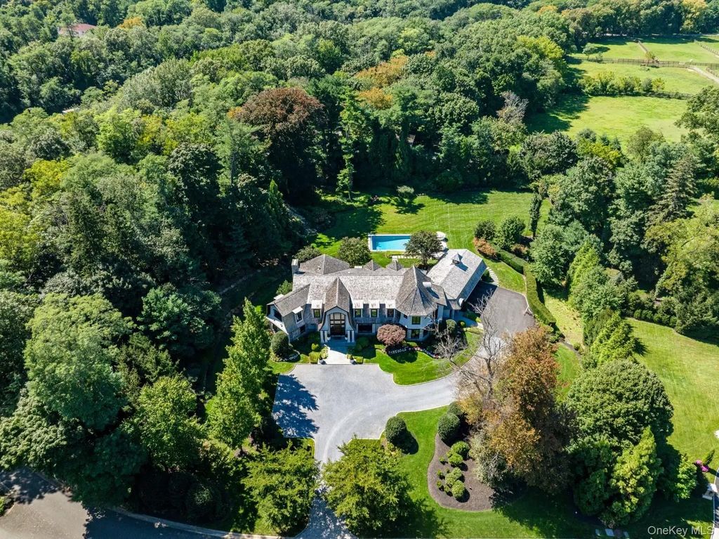 2 Hidden Pond Drive, Old Westbury