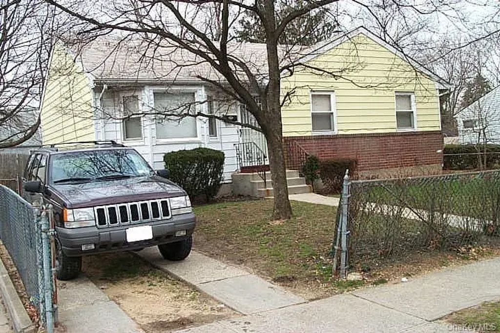 271 Sherman Street, Westbury