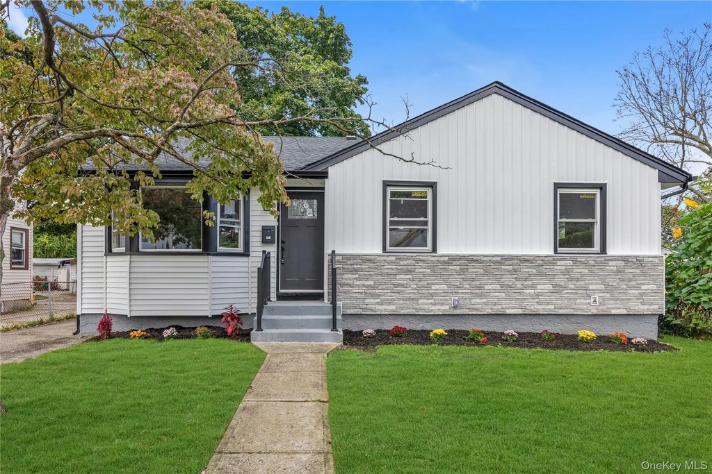 271 Sherman Street, Westbury