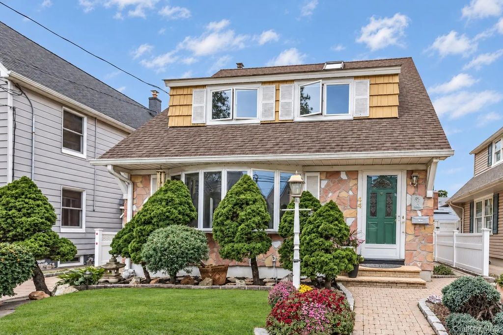 44 Capitol Avenue, Williston Park