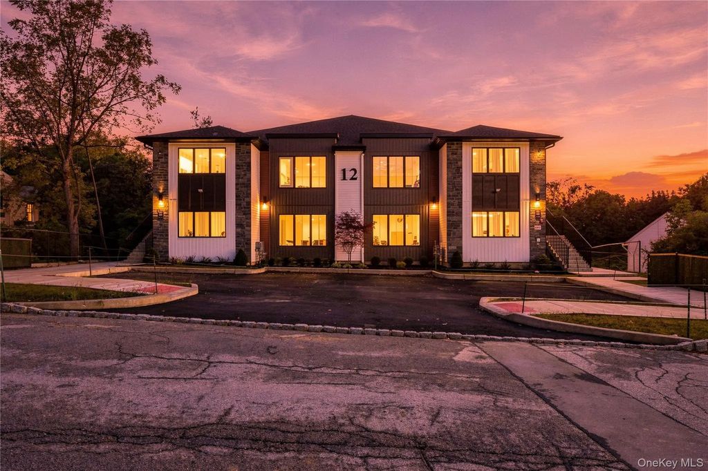12 Hawthorne Drive # 201, Monroe
