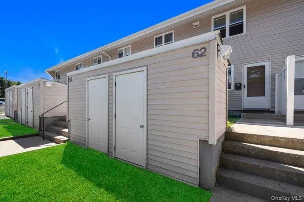 62 Townhouse Road N # 62, Huntington Station