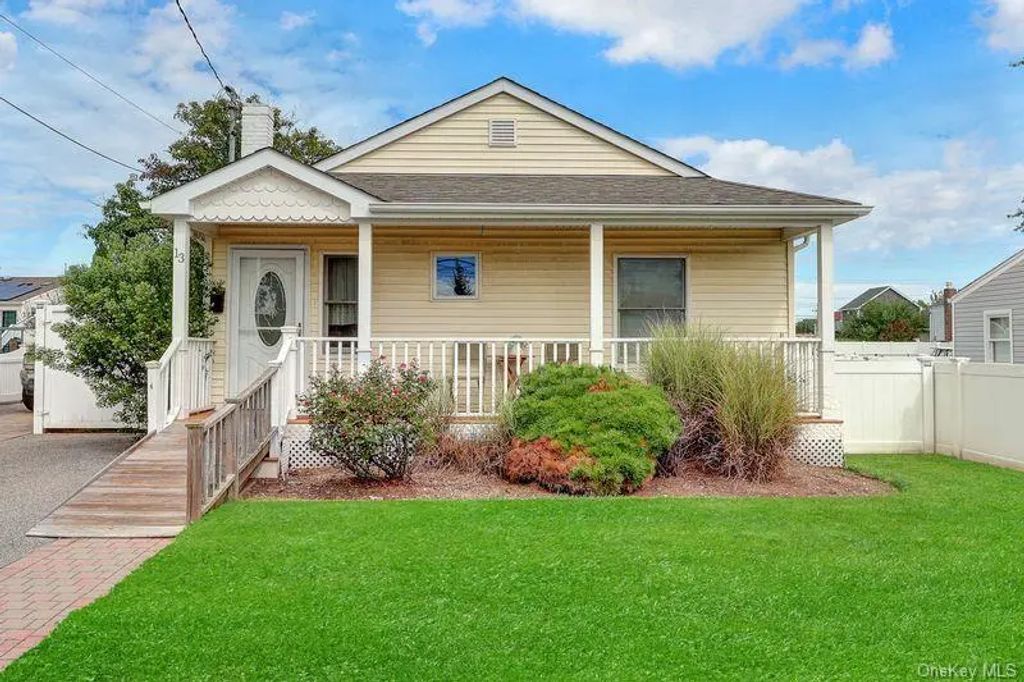 13 Barry Road, Amityville