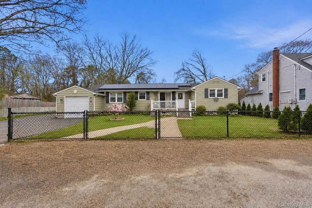 162 Parkwood Drive, Shirley