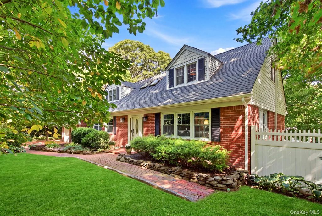88 Little Neck Road, Centerport