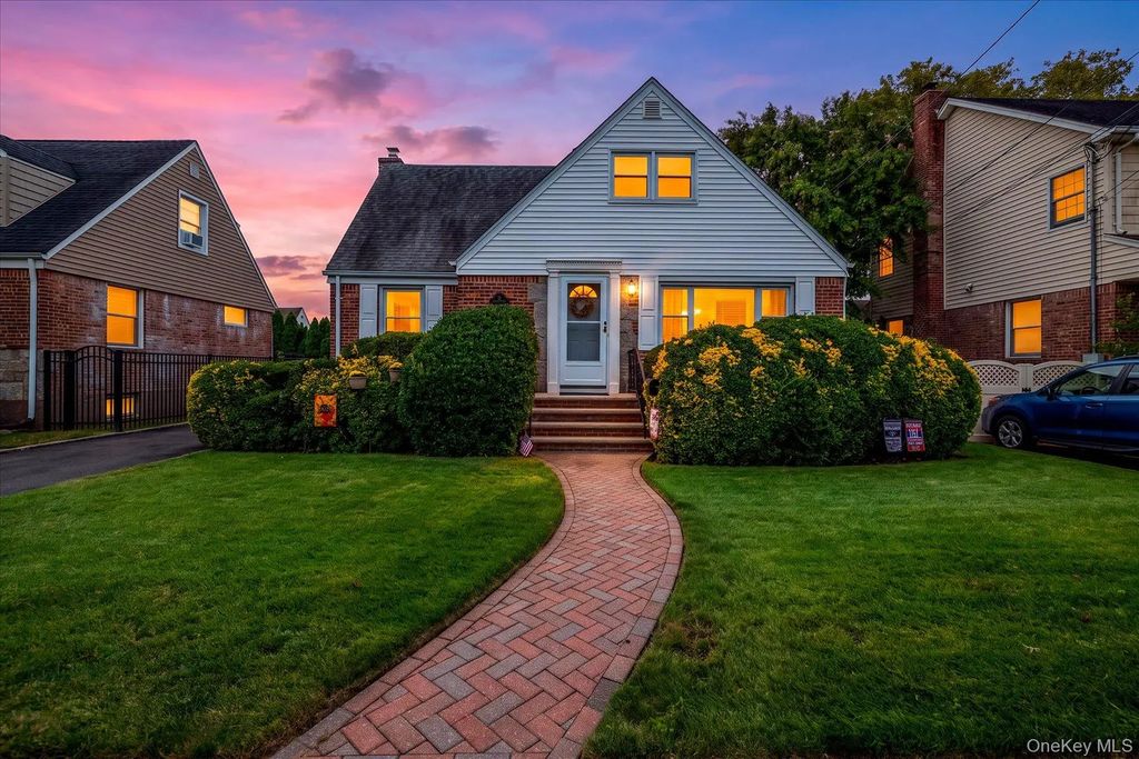 87 Woods Avenue, Malverne