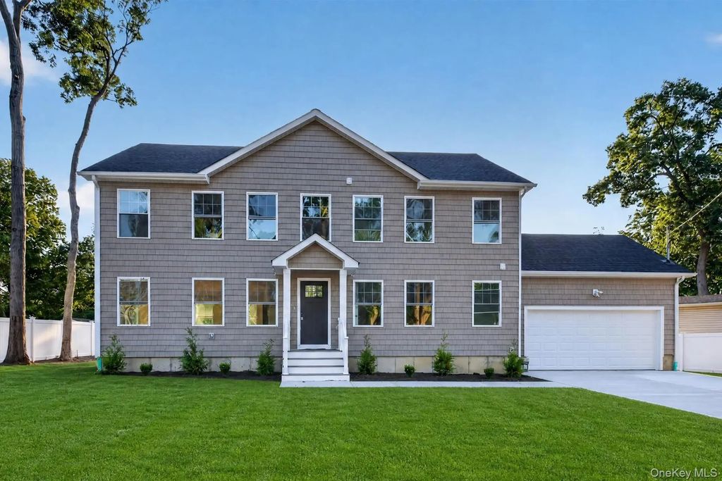 9 Oswego Place, West Babylon