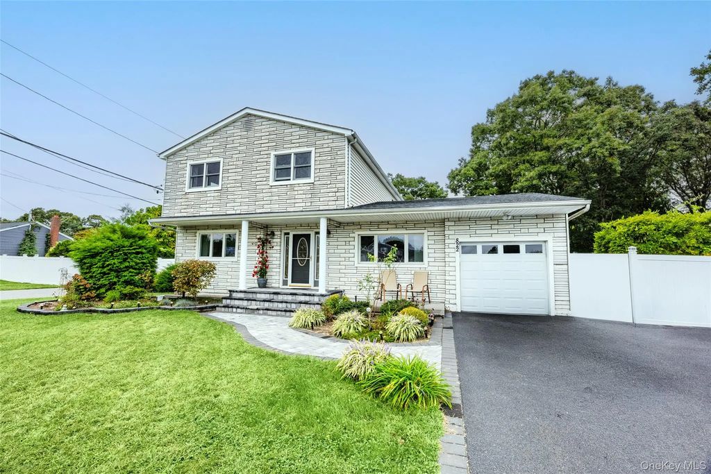 822 Coates Avenue, Holbrook