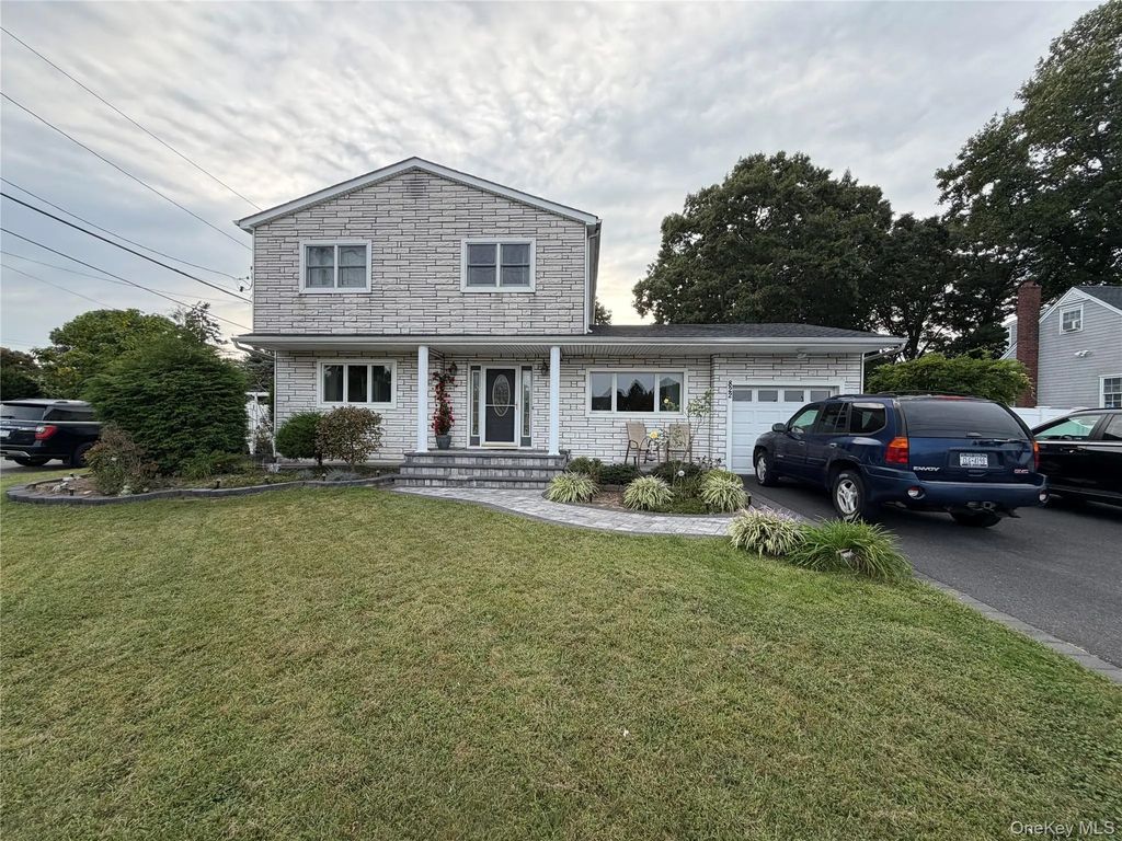 822 Coates Avenue, Holbrook