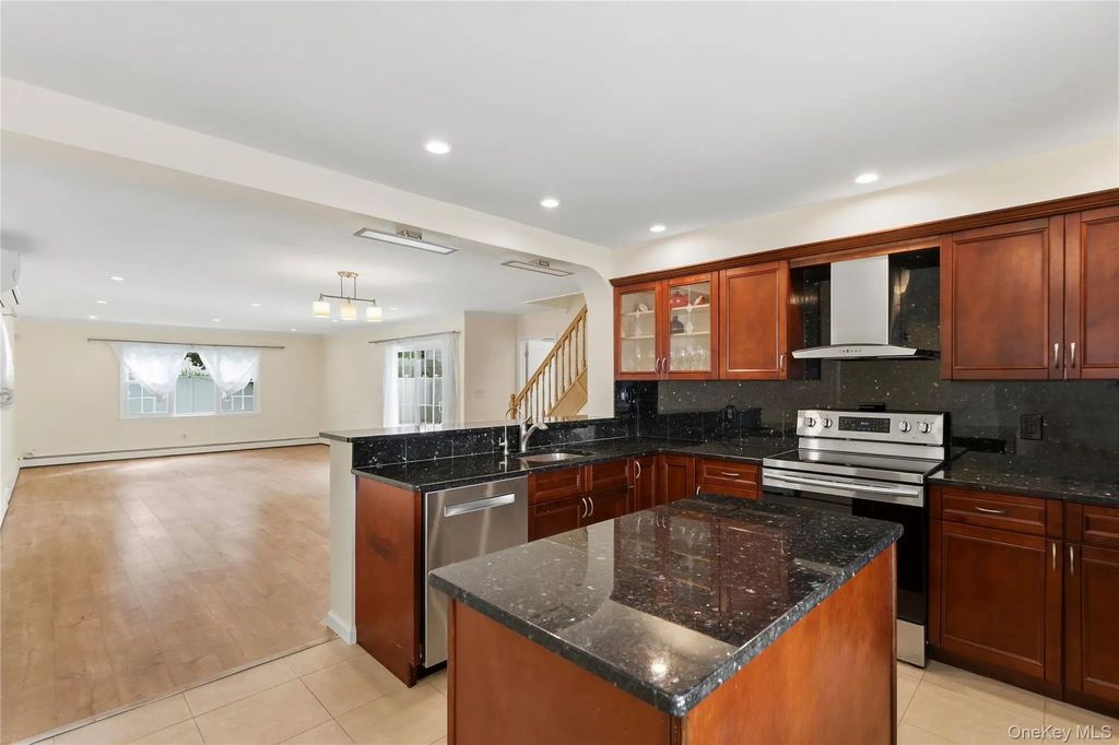 79 Albatross Road, Levittown