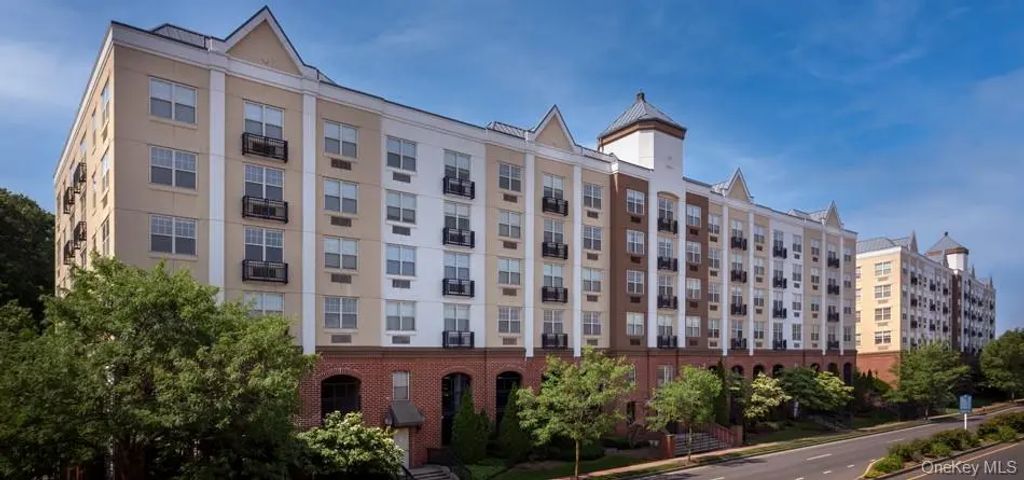 1100 Avalon Square # S1311, Glen Cove