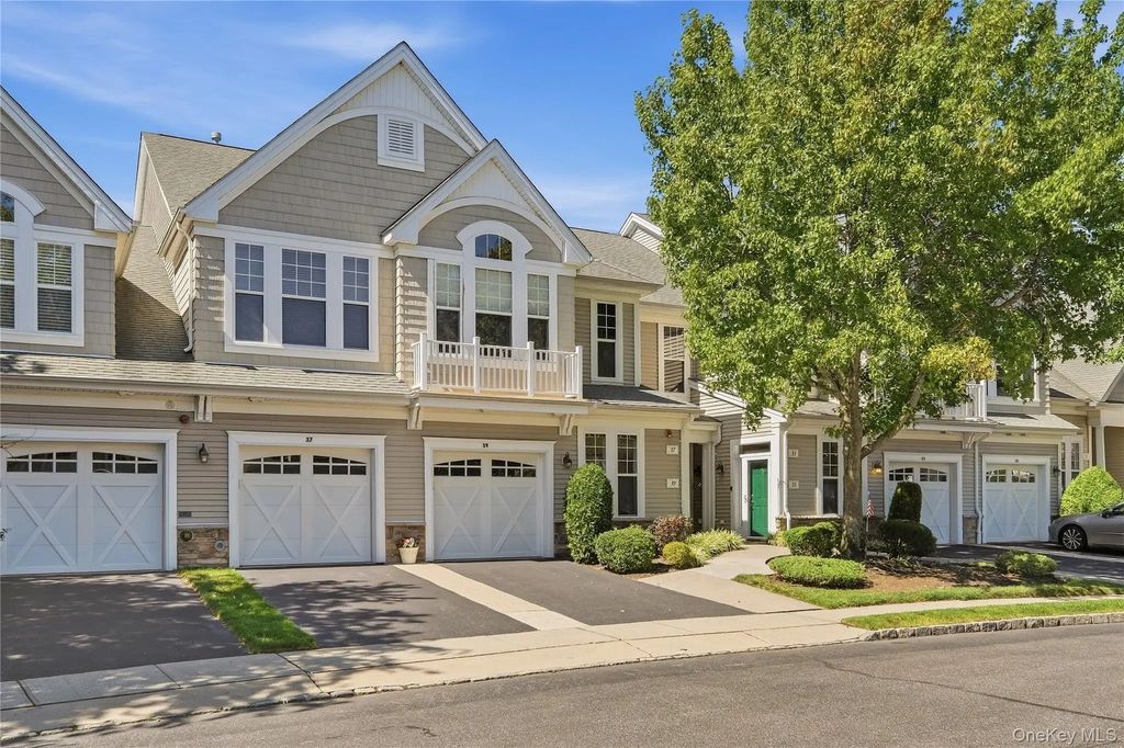 39 Symphony Drive, Lake Grove