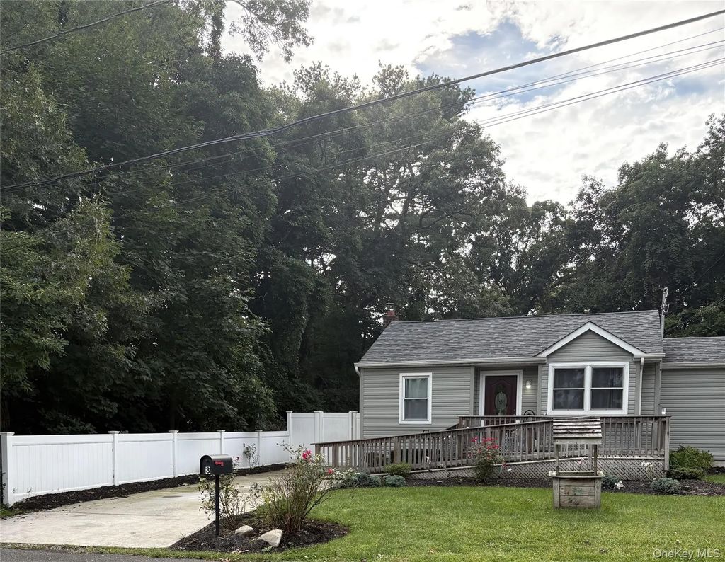 8 Canary Place, Farmingville