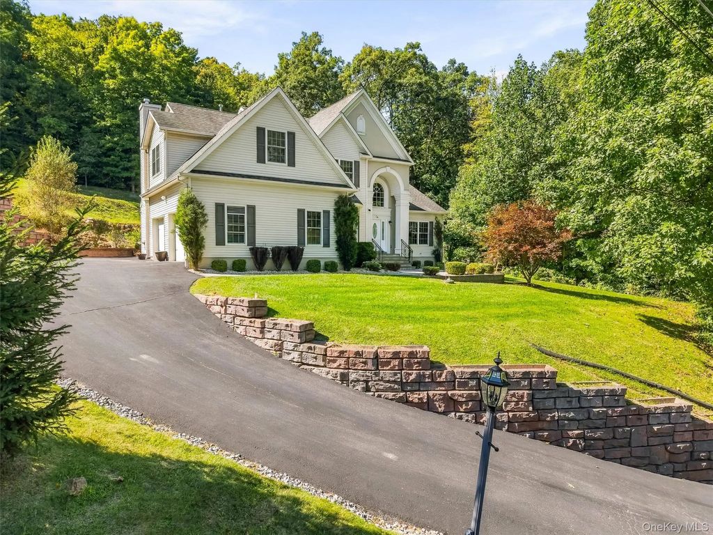 2 Pond Ridge Crossing, Newburgh
