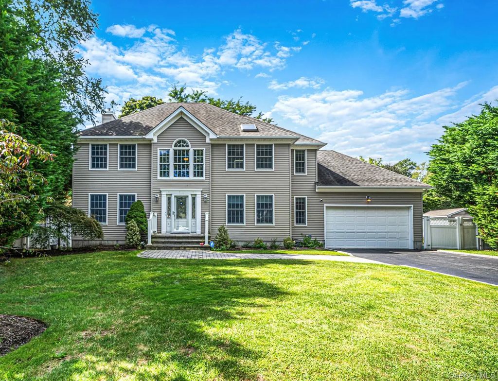 9 Franciscan Lane, Smithtown