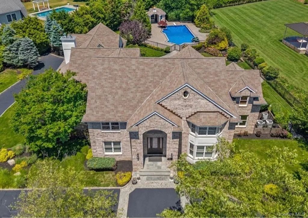 38 The Helm, East Islip