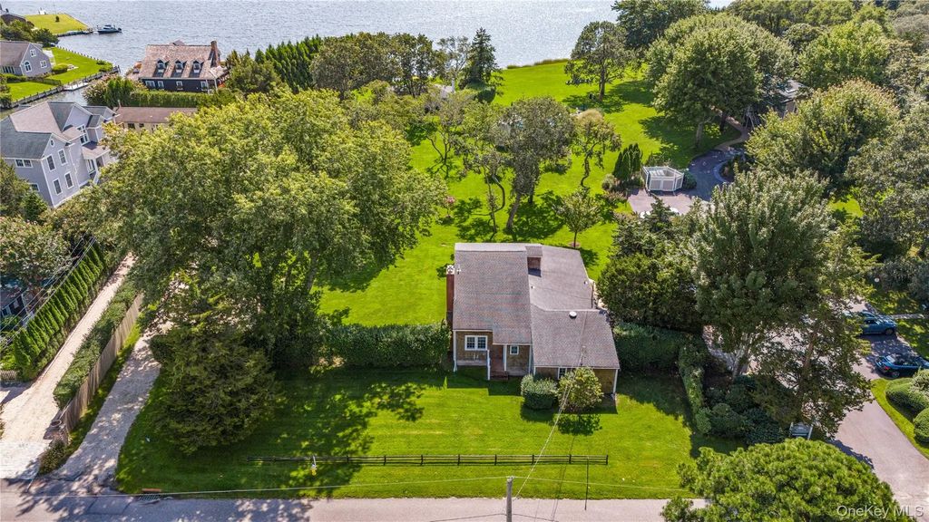 70 Middle Pond Road # 22, Southampton