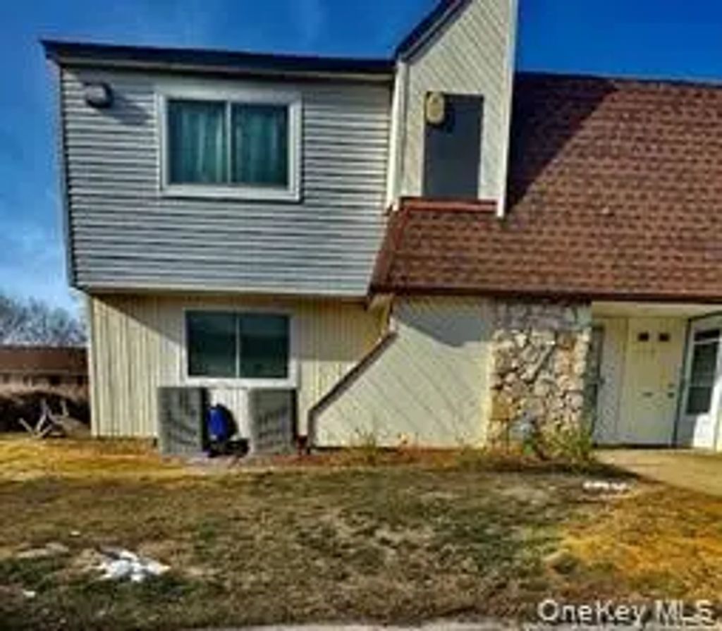 141 Pointe Circle N # 141, Coram