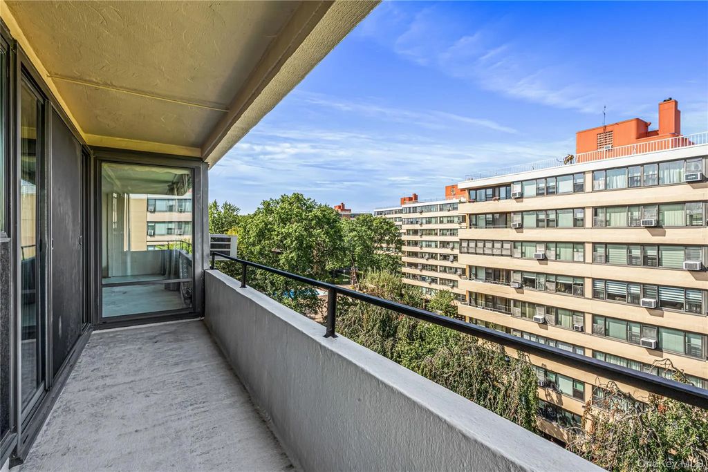 162-40 9th Avenue # 8d, Beechhurst