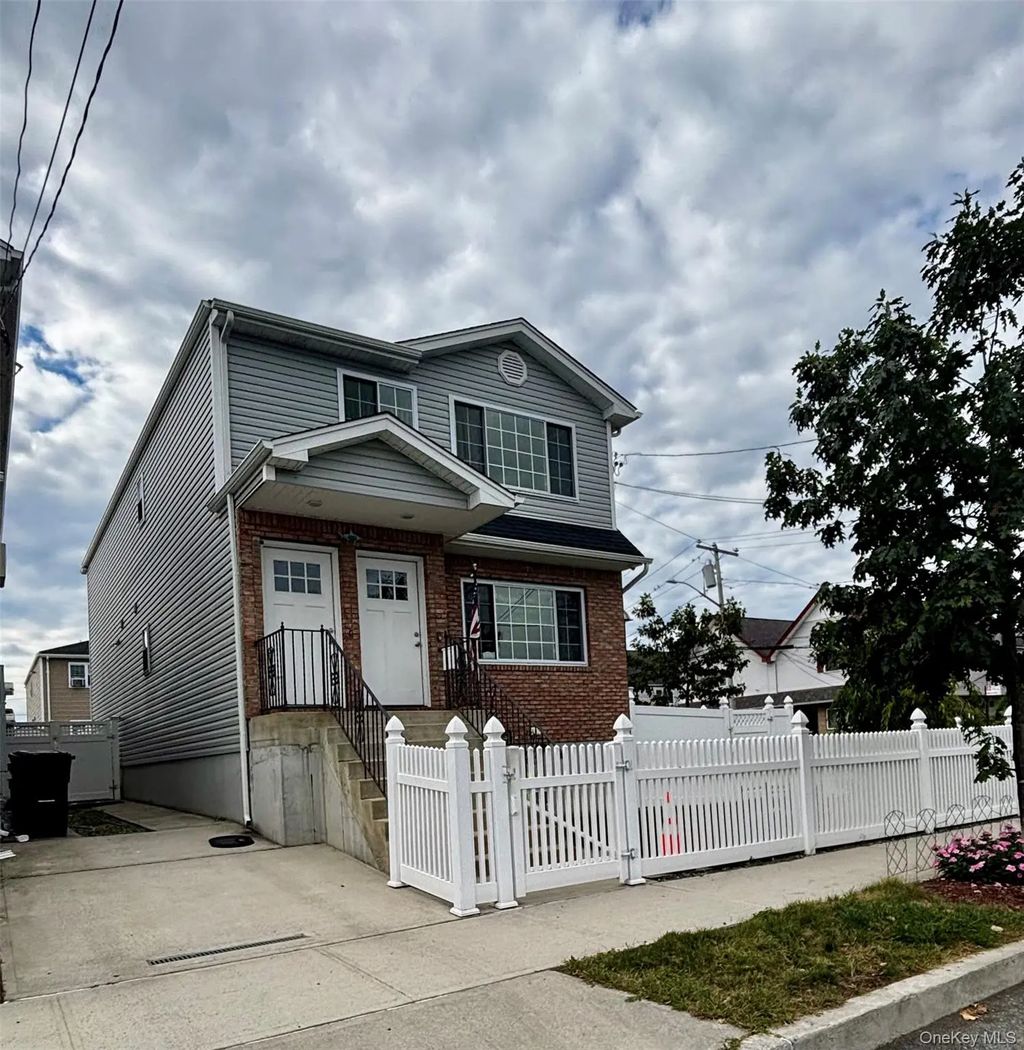 6261 De Costa Avenue # 2nd Floor, Arverne