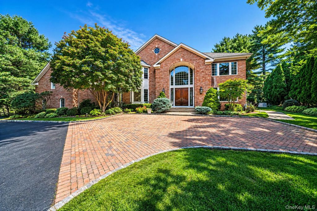 19 Cobblestone Court, Centerport