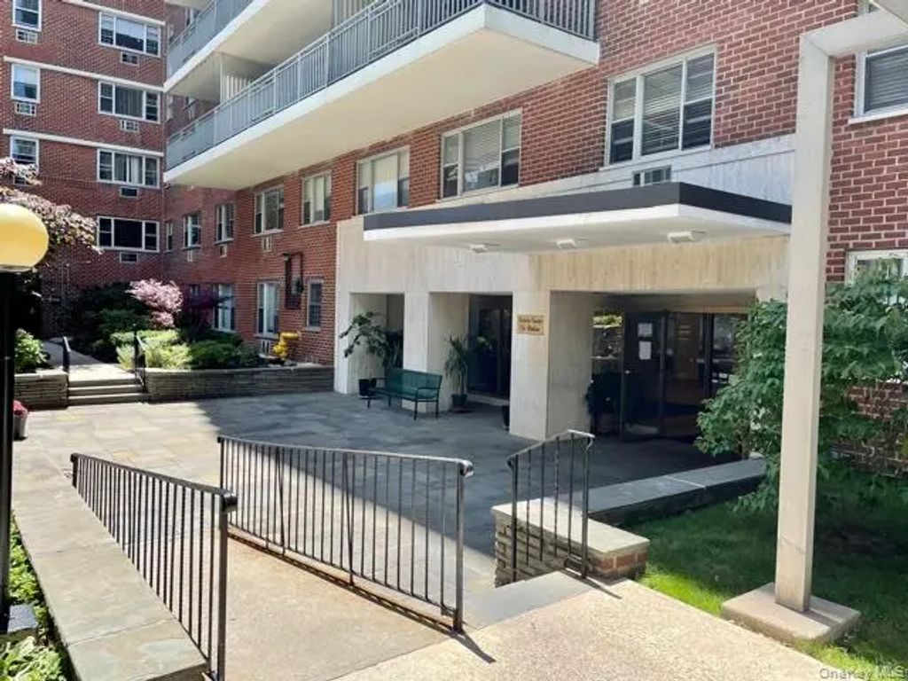 52-30 39 Drive # Ln, Woodside