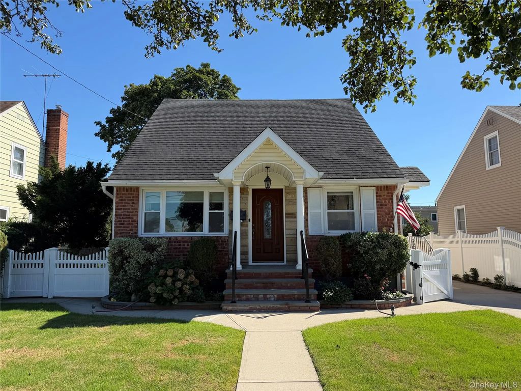 159 Raff Avenue, Mineola
