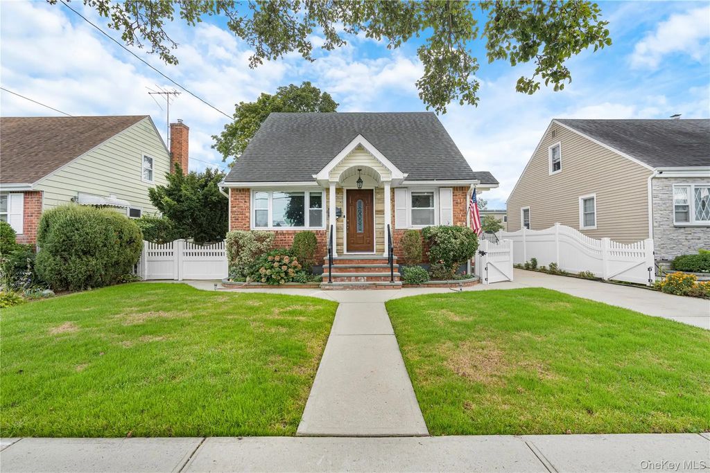 159 Raff Avenue, Mineola