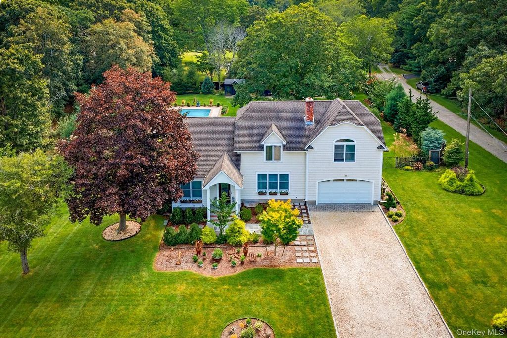225 Marion Lane, East Marion