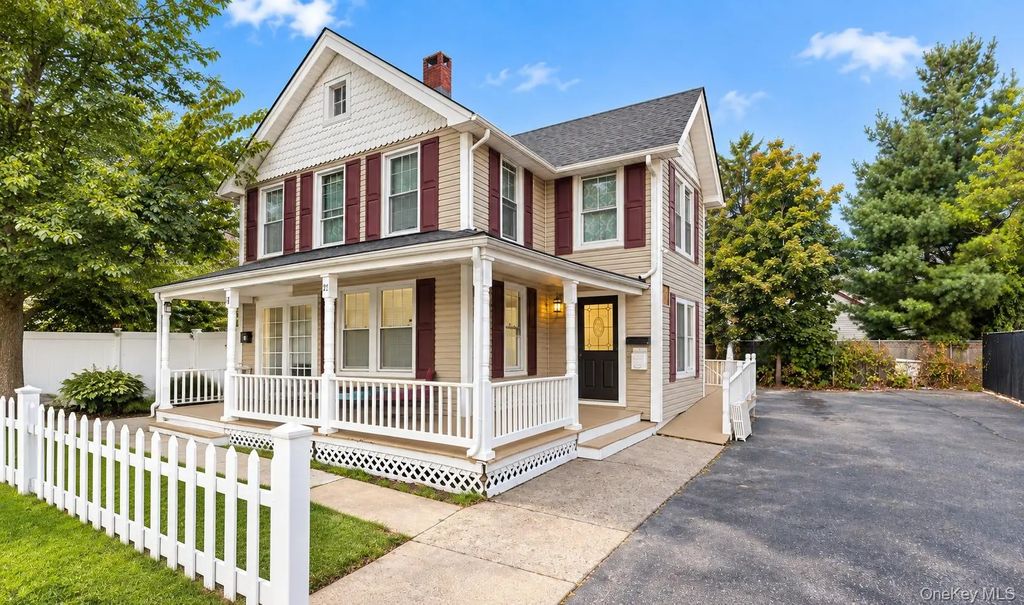 21 Carleton Avenue, East Islip