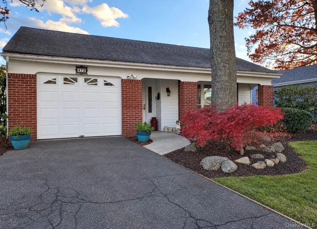 473 Stratford Lane, Ridge