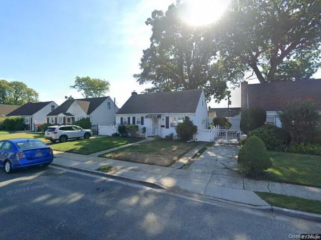 178 Warwick Road, Elmont