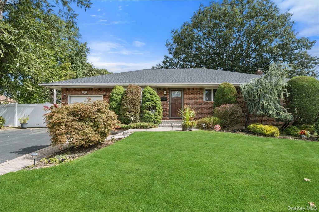 15 Elmwood Lane, Syosset