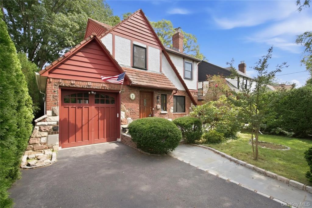304 Kilburn Road S, Garden City