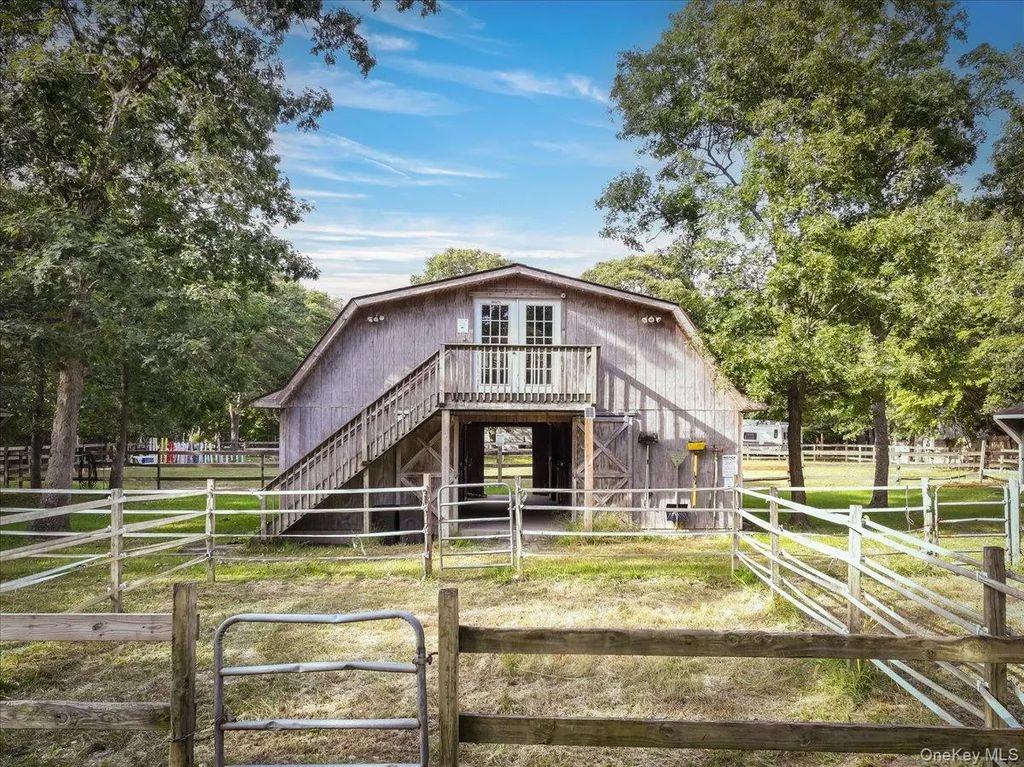 6 Clifford Lane, Medford