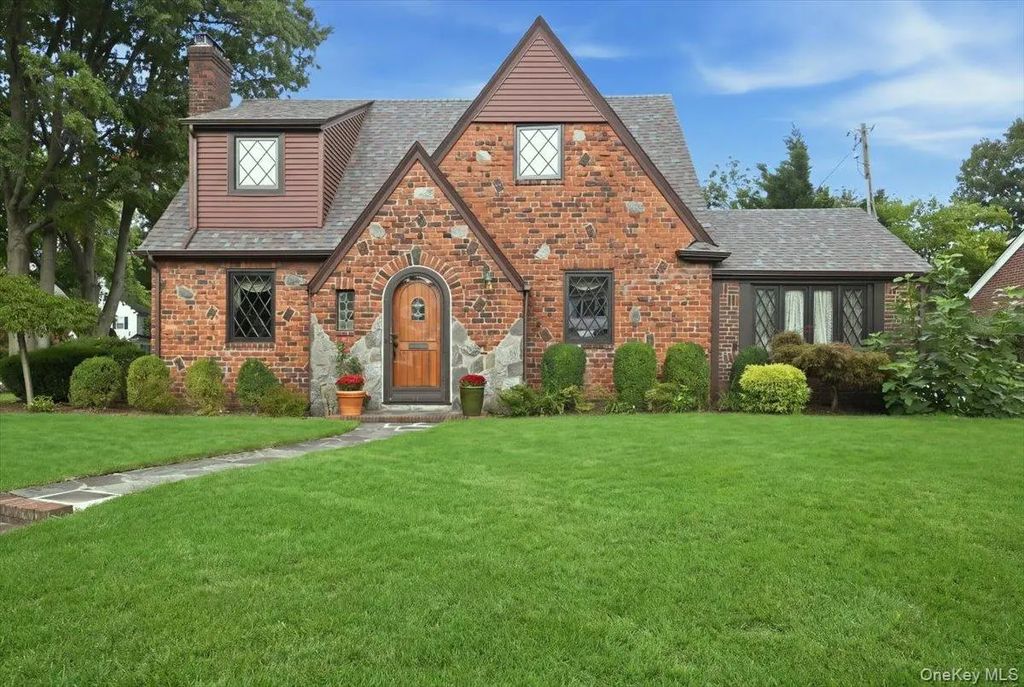 119 Somerset Avenue, Garden City