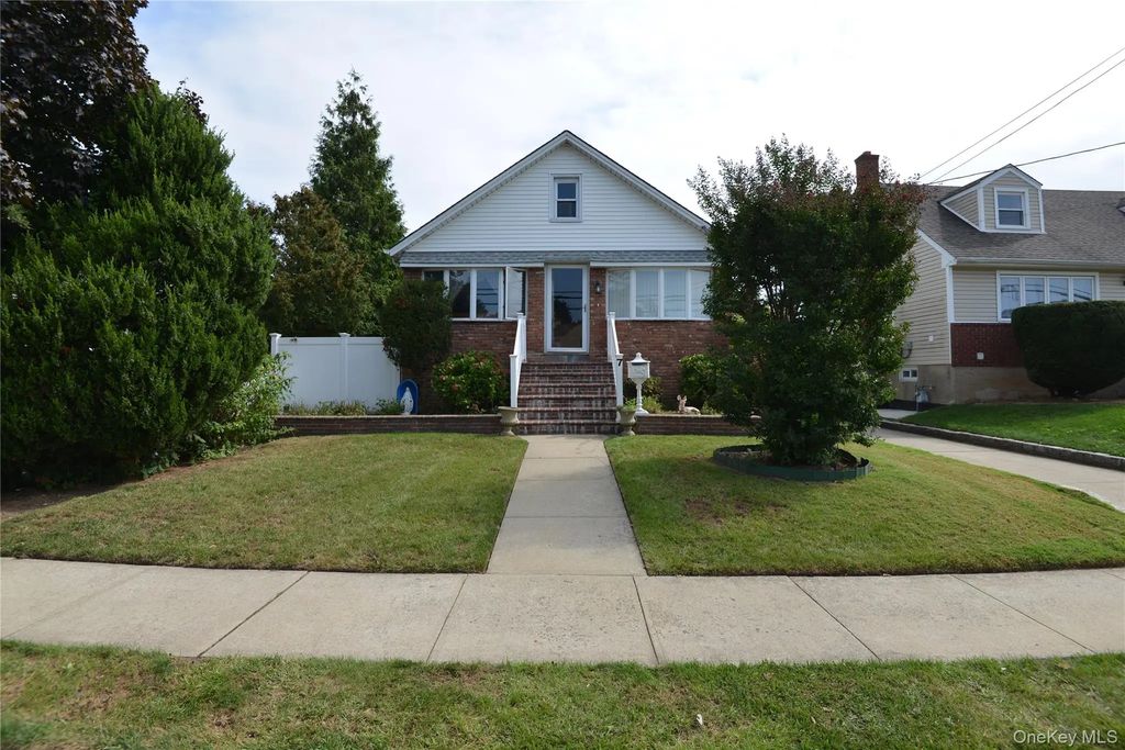 7 S Bay Avenue, Freeport