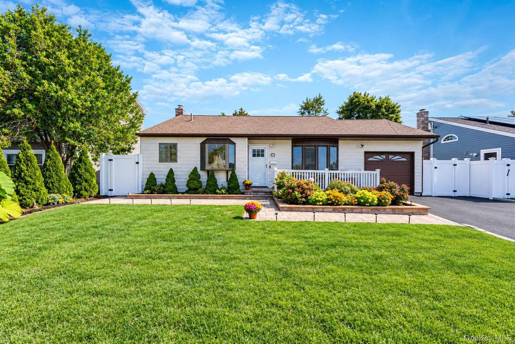 833 N Fulton Avenue, Lindenhurst
