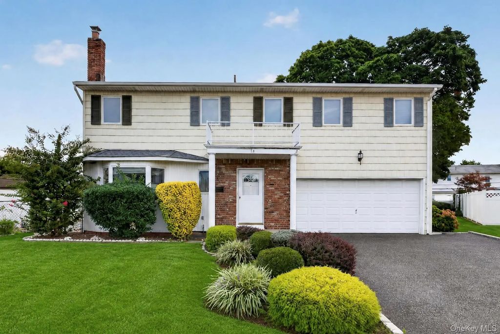 15 Country Court, Hicksville