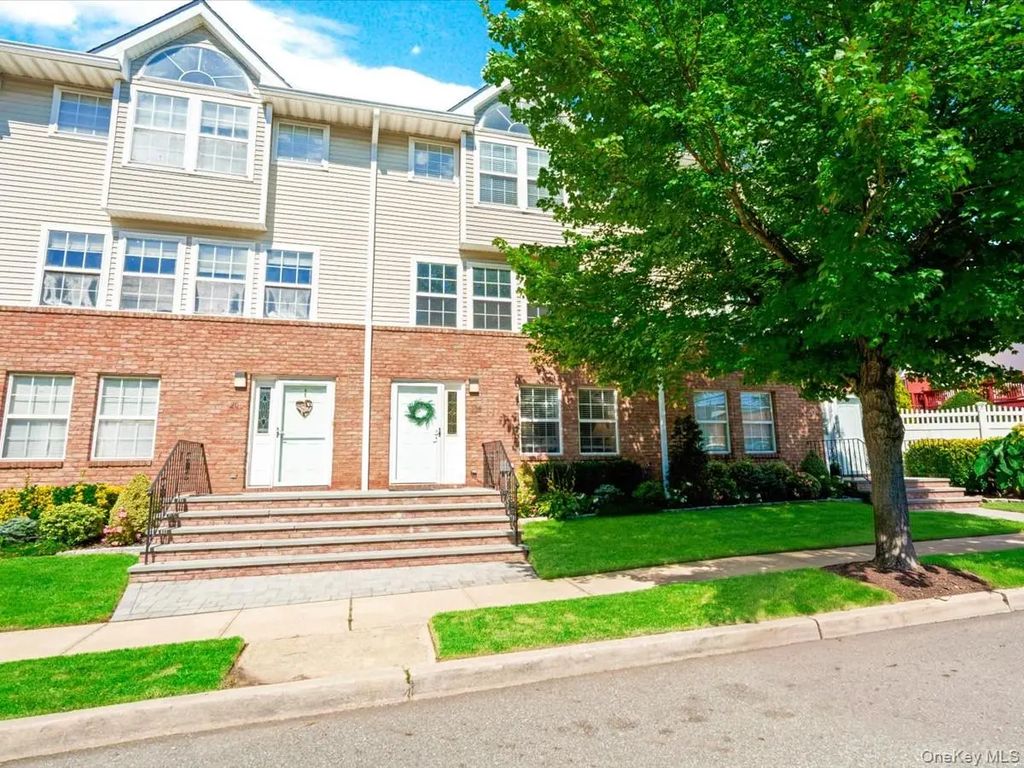 208 Hendrick Avenue E, Glen Cove