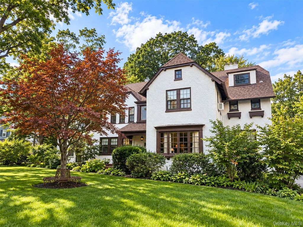 71 Arleigh Road, Great Neck