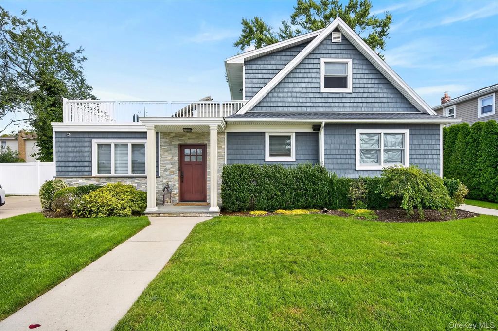 120 Evelyn Avenue, Westbury