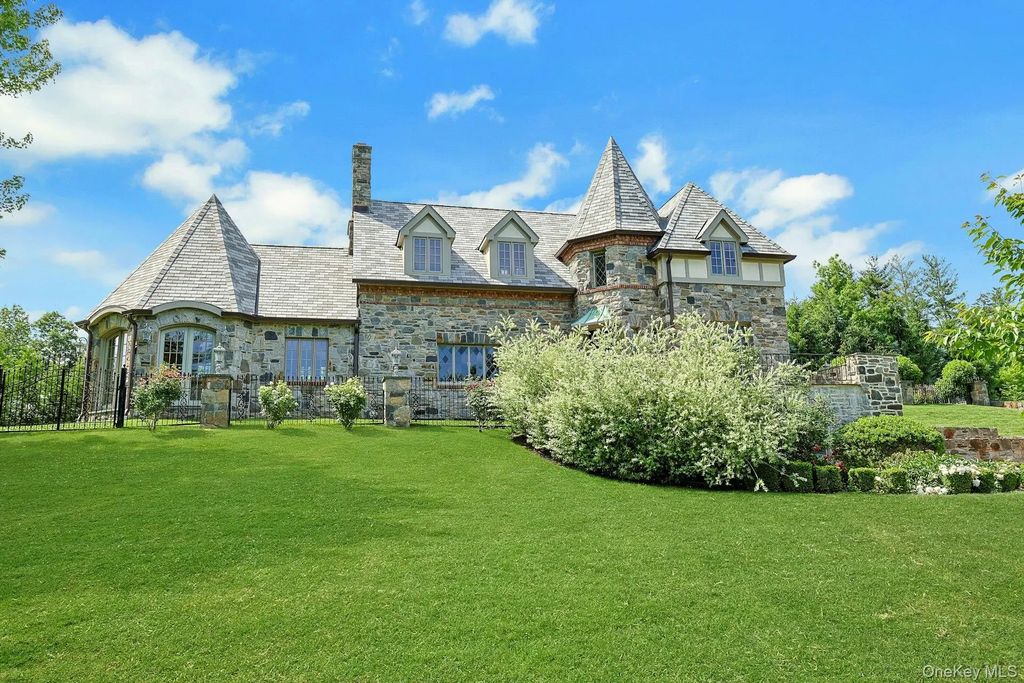 77 Deerhurst Road, Scarsdale