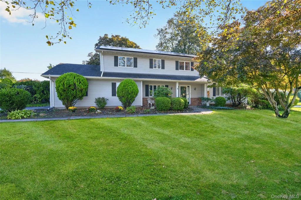2 Rockrose Lane, East Northport